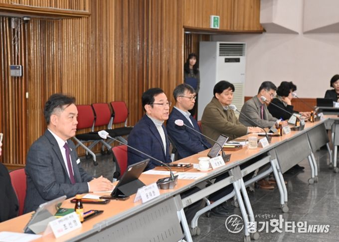 12일 오후 하남시청 대회의실에서 개최된 ‘제2회 하남시 정책모니터링단 정기회의’에서 이현재 하남시장이 ‘2026년도 하남시 주요 사업 계획’을 공유하고 있다.