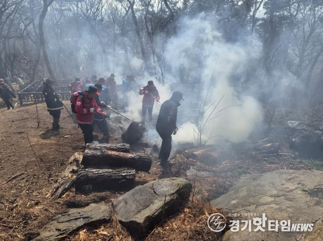 수원 팔달산 산불 진화(산림재난대응단 진화사진)