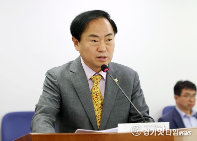 경제환경위원회 조우현 위원장 조례개정안 심사