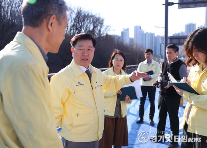 박승원 광명시장이 13일 오후 '제71회 생생소통현장' 일정으로 충훈대교 방문헤해 안전 관리에 만전을 가해줄 것을 당부하고 있다.