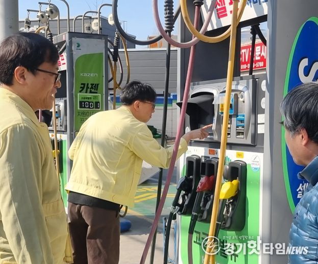지난 13일 광명시 특별점검반이 관내 한 주유소에서 가격 표시 및 유통 질서 일제 점검을 실시하고 있다.