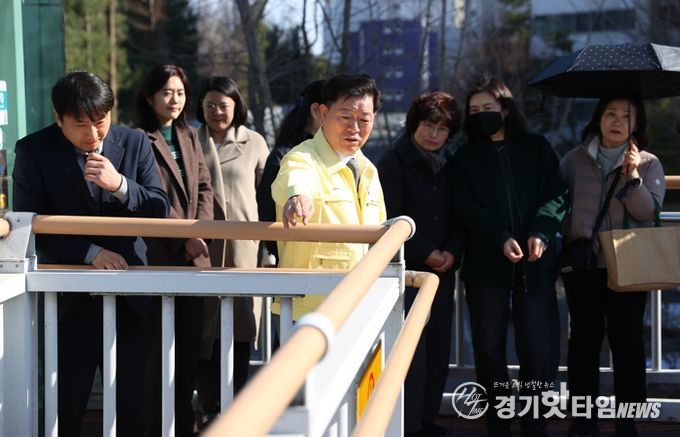 박승원 광명시장이 지난 13일 보수 및 보강공사가 완료된 햇무리 육교를 찾아 현장을 둘러보고 있다.