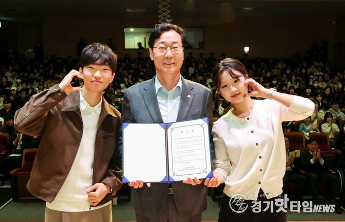 정명근 화성특례시장이 화성시장학관 신규 입사생 대표들과 함께 입사 선서문을 들고 기념촬영을 하고 있다.