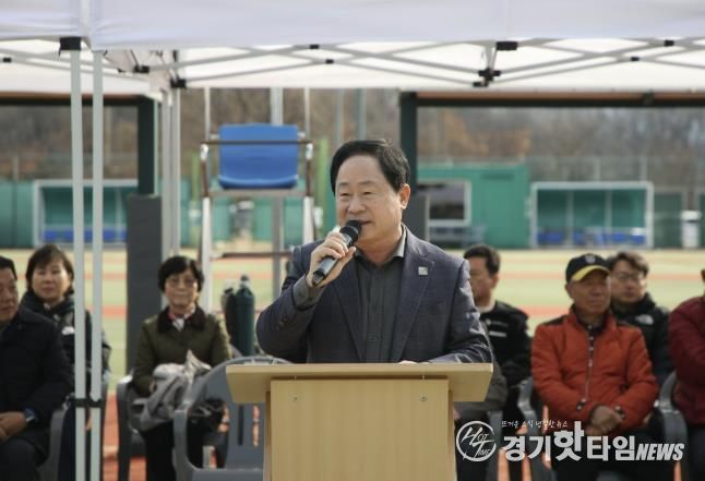 남양주시협회장기 테니스대회에서 선수들을 격려하고 있는 주광덕 시장