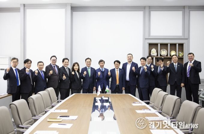 우즈벡 상공회의소 관계자들과 기념사진을 촬영하고 있는 평택시 방문단.