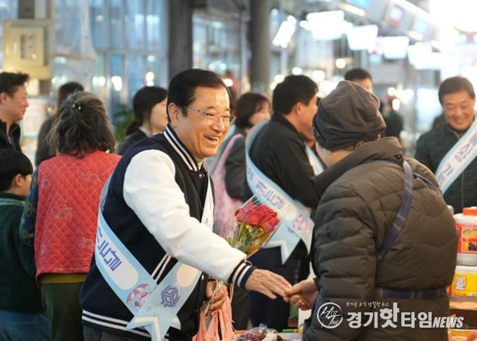 20일 오후 ‘3월 전통시장 가는 날’을 맞이하여 이현재 시장이 장바구니를 들고 과일을 구입하며 상인과 인사를 나누고 있다.