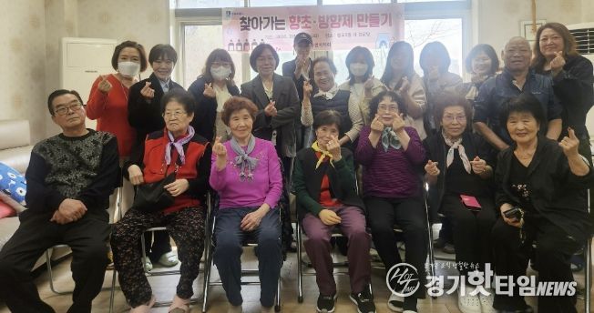 수원시 영통구 광교2동 어르신 곁으로 찾아가는 향기 치유… 주민자치회, '찾아가는 향초·방향제 만들기' 운영