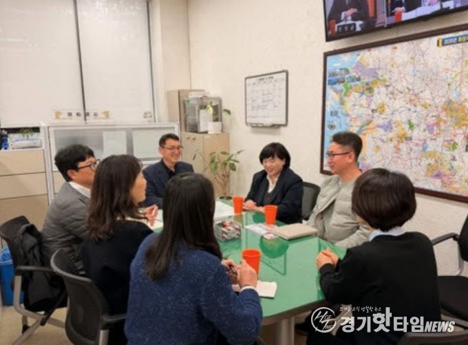 화성특례시 체납관리단 담당부서 공무원과 세종특별자치시 소속 공무원들이 3월 18일 화성시청에서 체납관리단 벤치마킹 시간을 갖고 있다