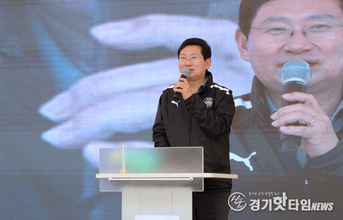 28일 동백호수공원에서 열린 동백2동 주민자치 작품발표회에 참석한 이상일 시장이 축사를 하고 있다