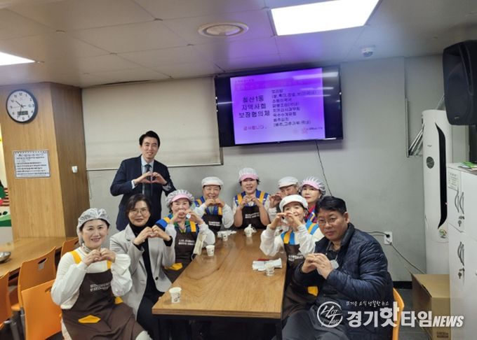 광명시 철산1동 지역사회보장협의체는 매월 다섯 번째 주 월요일 관내 복지관을 찾아 어르신들을 위한 점심 배식과 도시락 배달 봉사활동을 펼치고 있다.