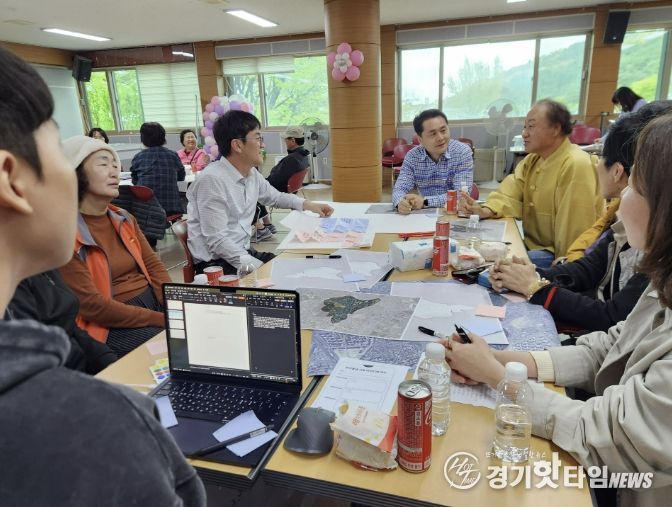 수원시 팔달구 행궁동 주민들이 중장기 발전 방향을 담은 우리동네 자치계획 수립을 위한 회의를 하고 있다.