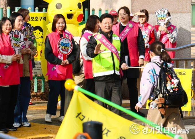 이상일 용인특례시장이 31일 아침 흥덕초등학교에서 교통지도봉사에 참여했다.