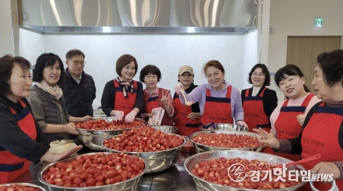 수원시 권선구 서둔동에 찾아온 달콤한 봄, 주민과 함께한 '딸기마을 딸기청 만들기'
