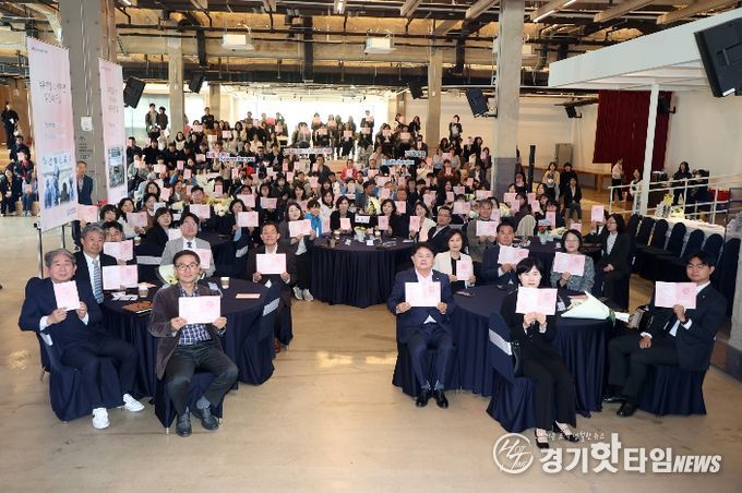 이재식 의장을 비롯한 참석자들이 ‘2026년 보건의 날 기념행사’에서 기념촬영을 하고 있다.