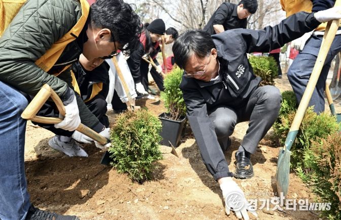이민근 안산시장이 5일 안산 성호박물관 일대에서 진행된 제81회 식목일 기념 '시민 참여 나무심기 행사'에서 시민들과 함께 나무를 식재하고 있다.