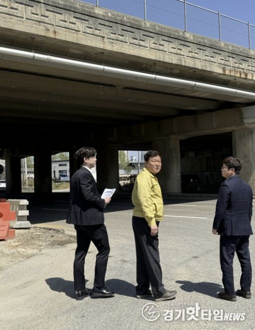 박승삼 시흥시장 권한대행이 침수우려도로를 현장점검하고 있다