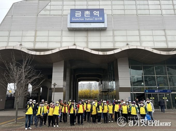 파주시 금촌1동, 노인일자리 참여 어르신 불법 전단지 집중 정비 실시