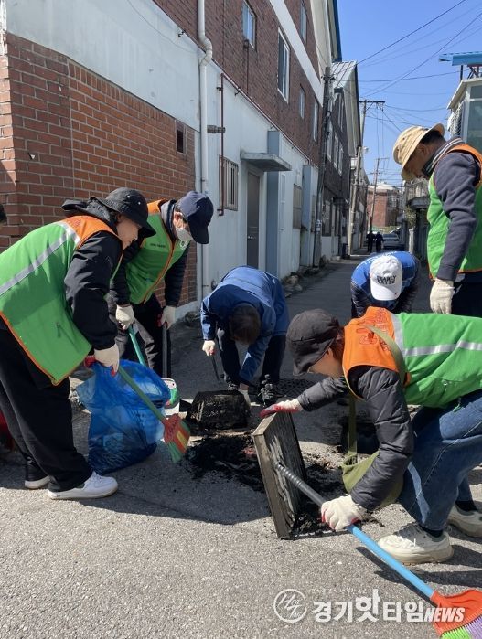 의정부시 가능동 자율방재단, 집중호우 대비 빗물받이 정화 나서