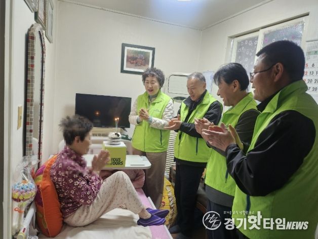 인창동 지역사회보장협의체 위원들이 생신을 맞은 어르신 가정을 방문해 축하하고 있다.