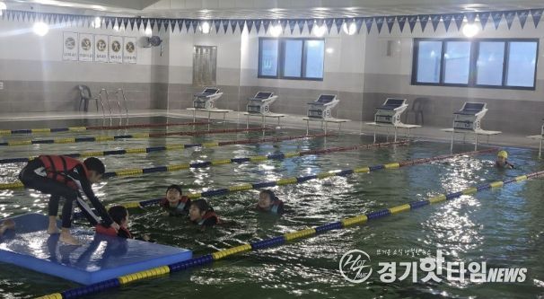 프로그램 참여 아동들이 구명조끼와 대형매트를 이용해 부력체험을 하고 있다.