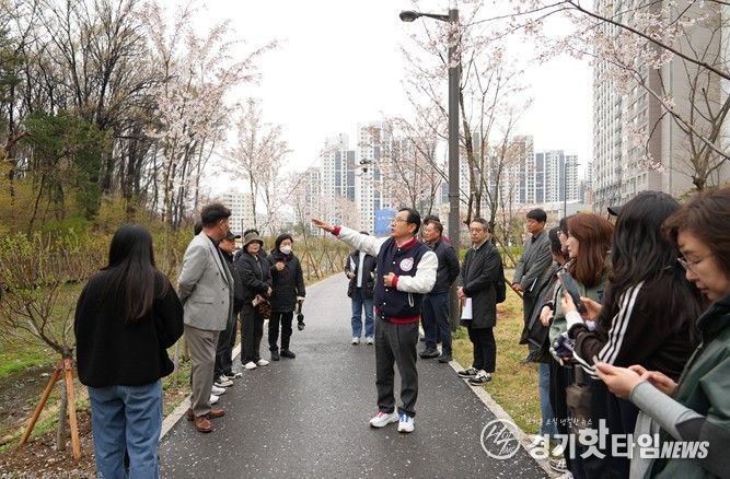 10일 오후 이현재 하남시장과 관계 부서 공무원, 감일총연합회 및 각 단지 입주자대표회의 관계자 등 시민 약 20명이 참석한 가운데 감일지구 현장점검이 진행되고 있다.