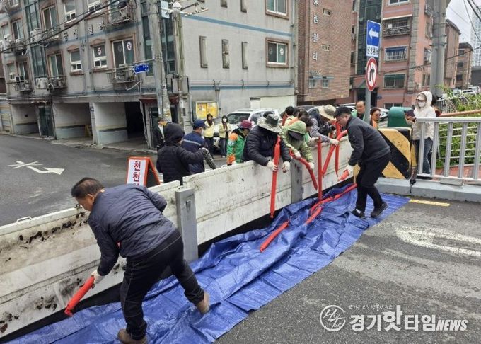 10일 집중호우에 앞서 목감천 개명교 일원에서 목감천 범람에 대비한 차수판 설치 훈련을 하고 있다.