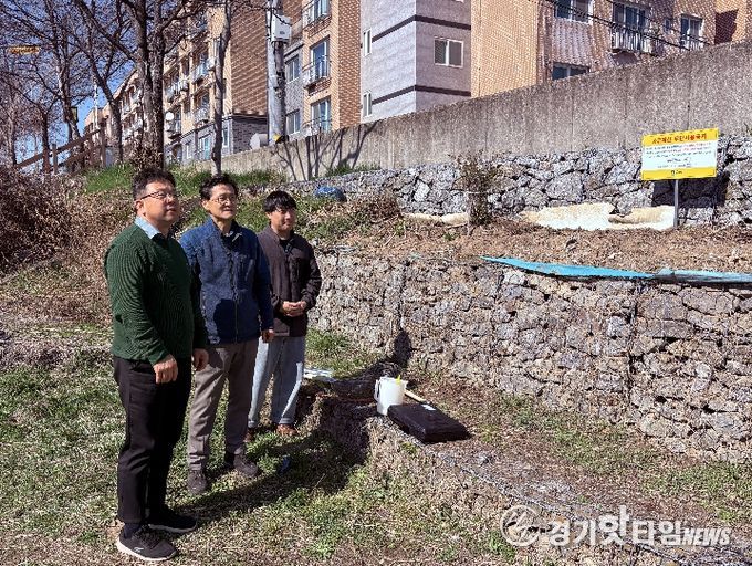 김현수 제1부시장이 서호천 일원 불법 점용 현장을 점검하고 있다