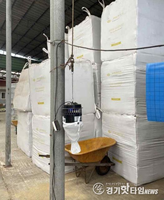 농가에 설치된 곤충 포집기