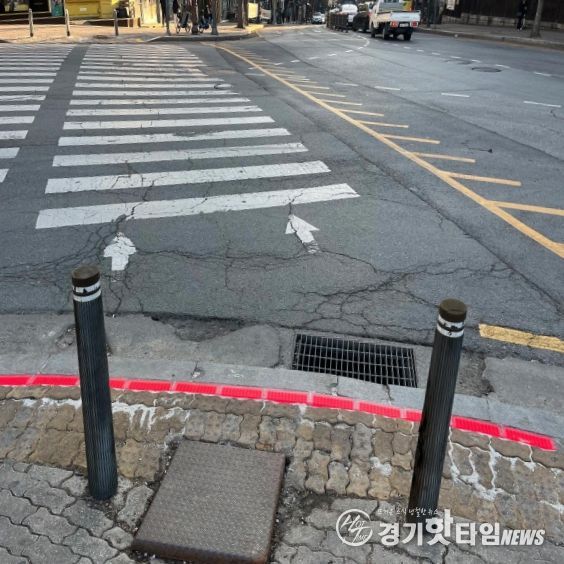 단국대삼거리 LED 바닥형 보행신호등 설치 모습