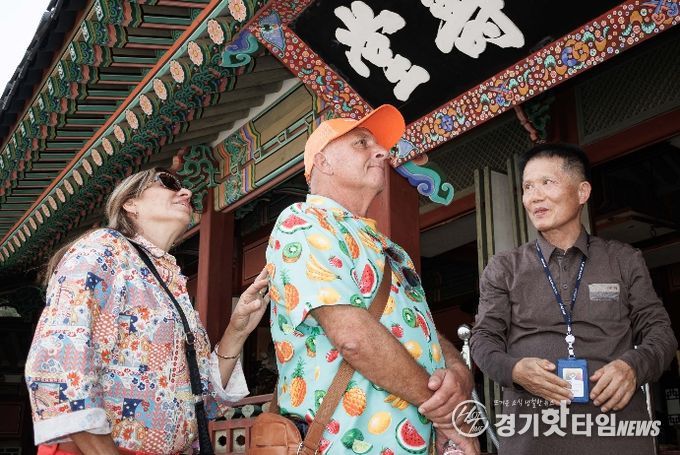 스티브 프라이스씨가 화성행궁을 둘러보고 있다.