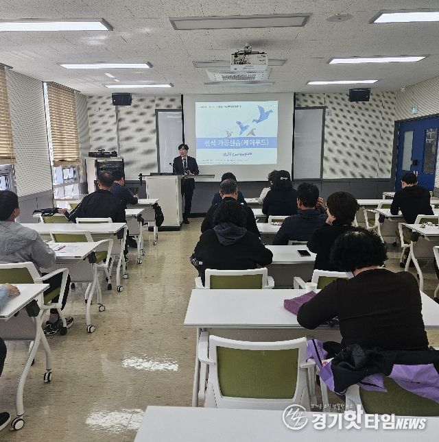 농산물가공 창업(실무기초) 교육에서 교육생들이 강사의 설명을 들으며 이론 교육에 참여하고 있다