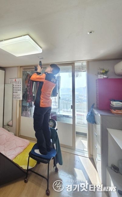 청각장애인 가구에 소방시설을 설치하고 있다