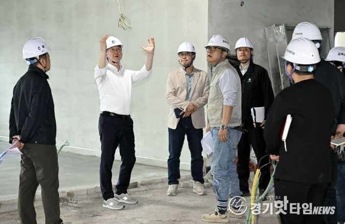 이민근 안산시장(왼쪽 두번째) 14일 '안산 공동체 복합시설' 건립공사 현장을 방문해 사업진행 상황과 안전관리 실태를 점검하고 있다.